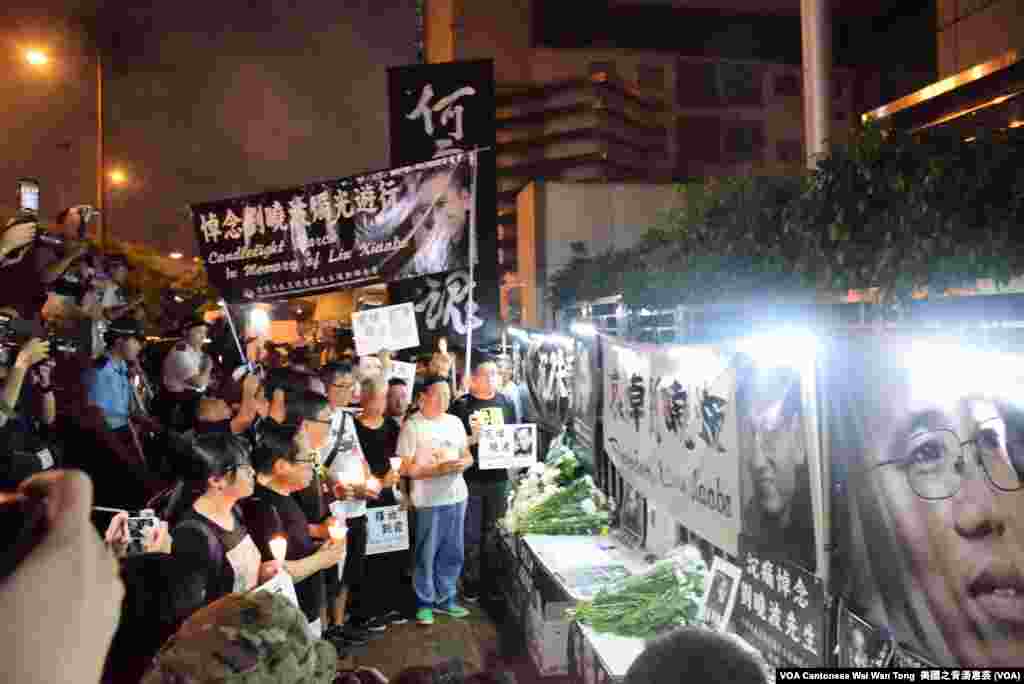 香港中联办外面,成为人们聚集悼念刘晓波的场所 (美国之音汤惠芸拍摄)