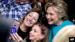 Hillary Clinton se encuentra haciendo campaña para conquistar el voto de los más jóvenes. 