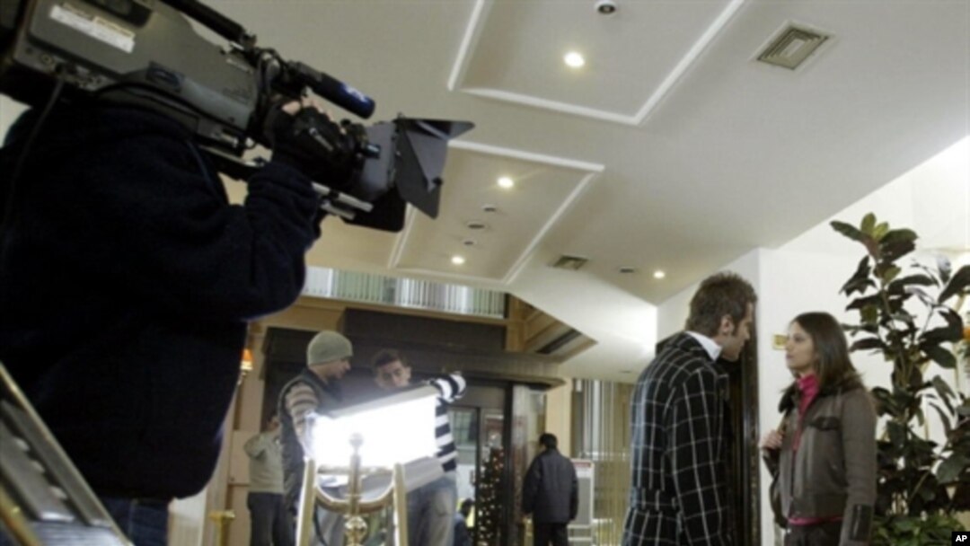 Ozgur Cevik (L) acts as Niko and Nehir Erdogan as Nazli (R) on the set of the Turkish soap opera "Foreign Bridegroom" in Istanbul, 11 Mar 2005