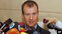 歐盟談判代表阿什頓發言人對記者發表談話。