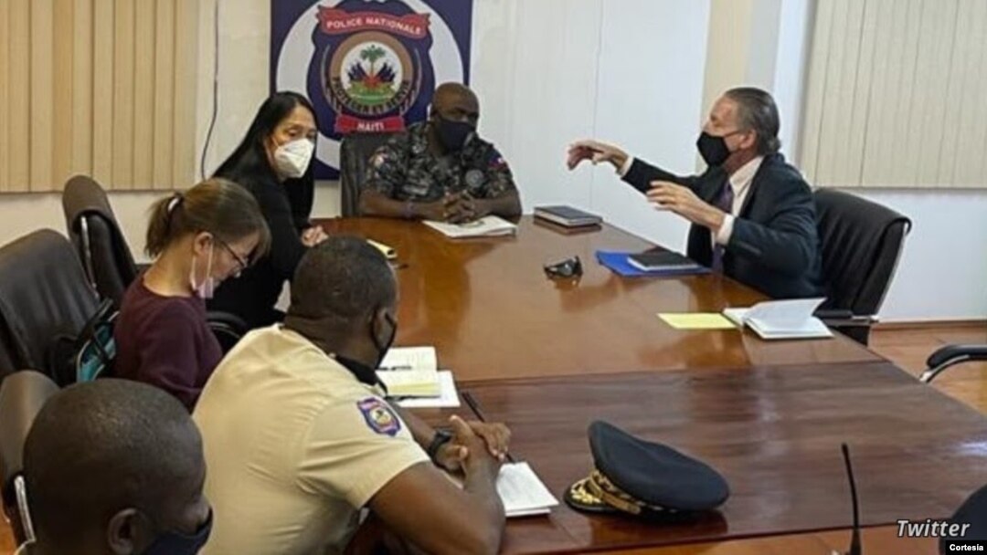 El enviado especial de EE. UU. para Haití, Daniel Foote, en una reunión con el jefe de la Policía Nacional Leon Charles, la embajadora de EE. UU. Michele Sison y un oficial de policía en Haití, en esta imagen publicada por la policía nacional en Twitter el 24 de julio de 2021.