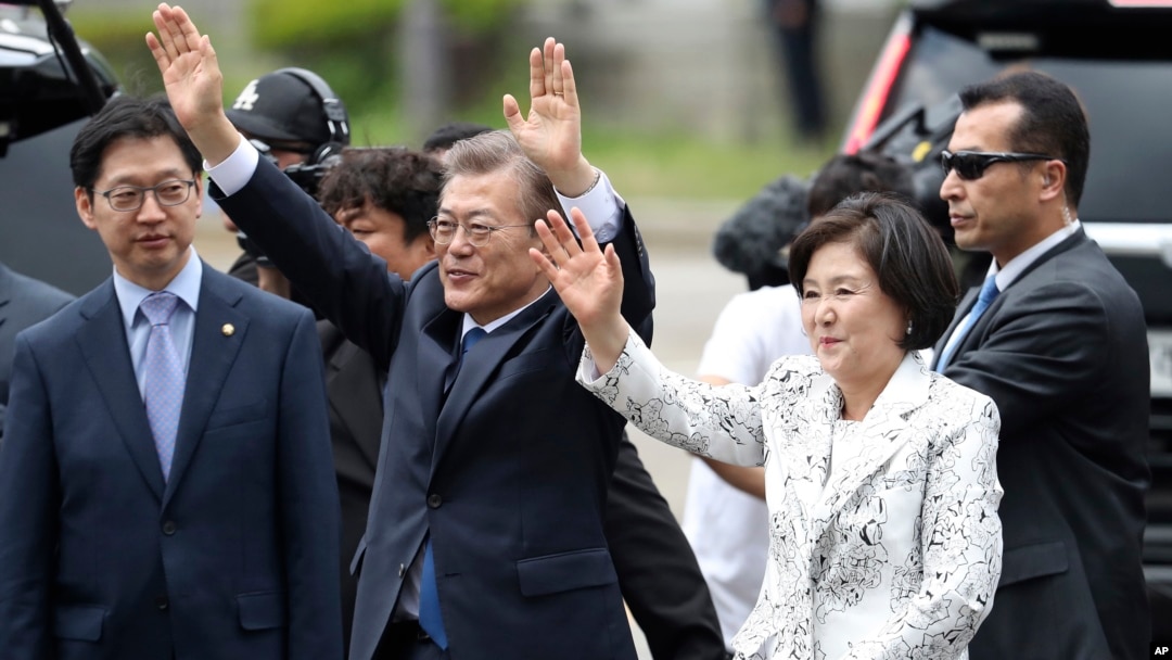 El presidente surcoreano Moon Jae-in saluda a sus vecinos y seguidores junto a su esposa Kim Jung-sook a la llegada a la Casa Azul, la residencia presidencial oficial en Seúl.