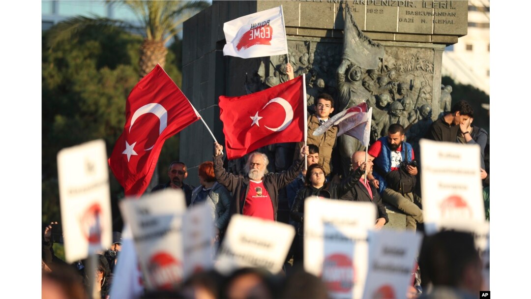 Supporters of the 'no' vote, chant slogans during a protest against the referendum outcome, on the Aegean Sea city of Izmir, Turkey, Tuesday, April 18, 2017.
