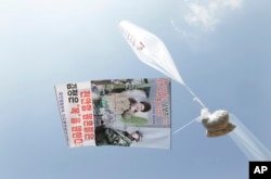 한국 대북단체와 탈북민들이 북한에 날려보내는 대북전단의 모습. (자료화면)