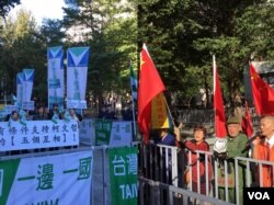 台灣獨派團體“台灣國行動協會”（左）與支持中國政權的“第三勢力333政黨團結聯盟”（右）12月20日在台北上海城市論壇舉辦場地外同時舉行集會（美國之音許寧拍攝）