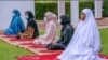 Matar Shugaban Kasar Najeriya, Aisha Buhari Yayin Da Take Sallar Idin Shekarar 2020 a Gida Da 'Yan Uwanta