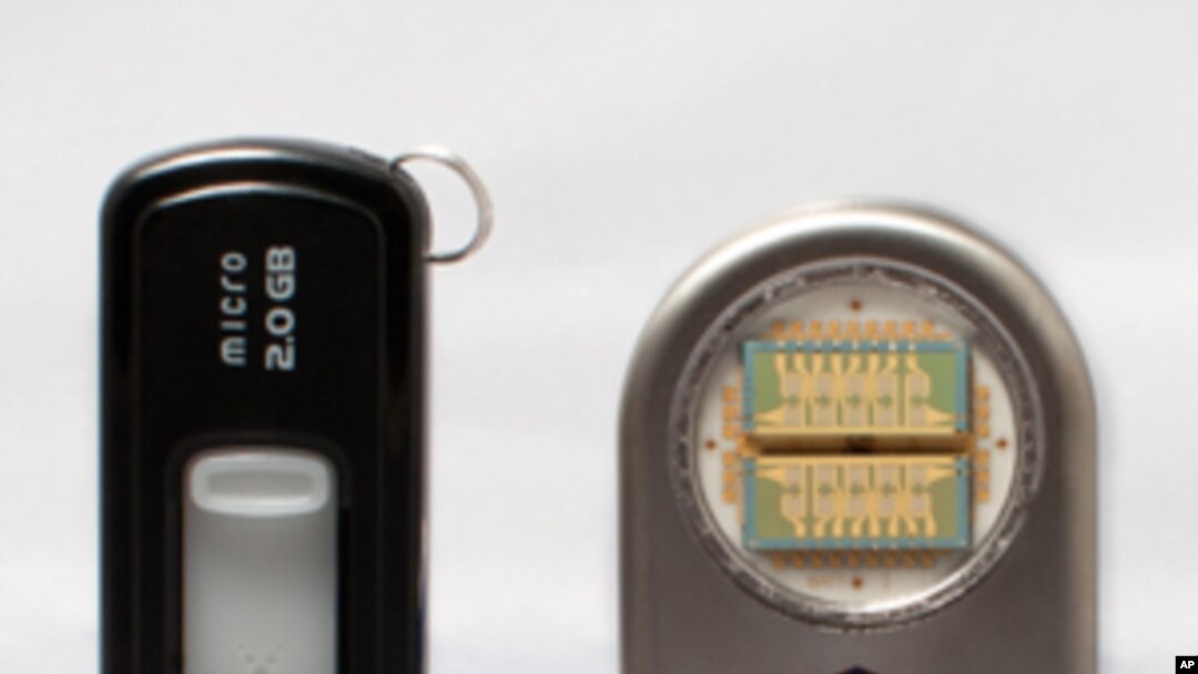 The drug delivery device (on right) next to an everyday computer memory stick.