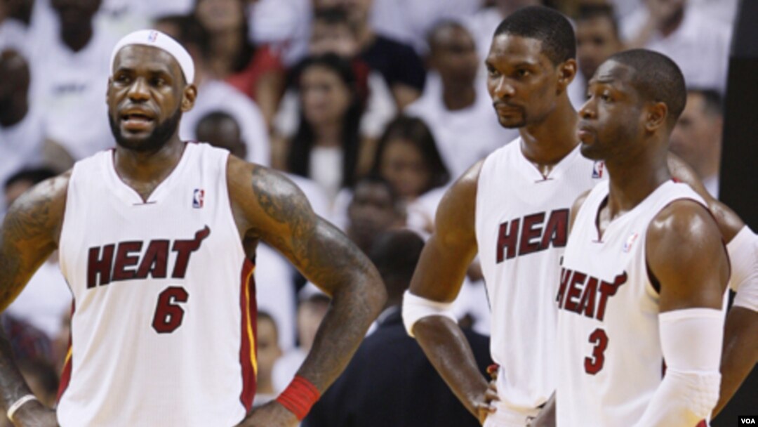 Los tres grandes, LeBron James, Chris Bosh y Dwyane Wade, lideraron a Miami en la primera victoria de la postemporada.