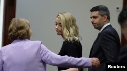 La actriz Amber Heard tras se hallada culpable de difamación contra su exmarido, Johnny Depp, en los juzgados del condado de Fairfax, EEUU, el 1 de junio de 2022.