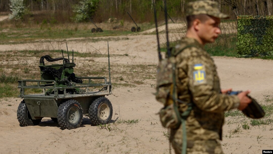 Un soldado ucraniano opera un vehículo por control remoto durante una exhibicion de equipos militares en un lugar no revelado de Ucrania el 13 de abril de 2024