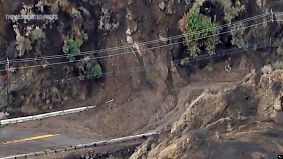 Esta imagen aérea proporcionada por KABC-TV muestra una carretera cubierta de barro, el lunes 27 de enero de 2025 en Topanga, California. AP