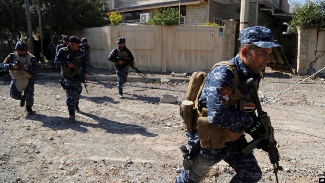Iraqi security forces advance during fighting against Islamic State militants, in western Mosul, Iraq, March 6, 2017.