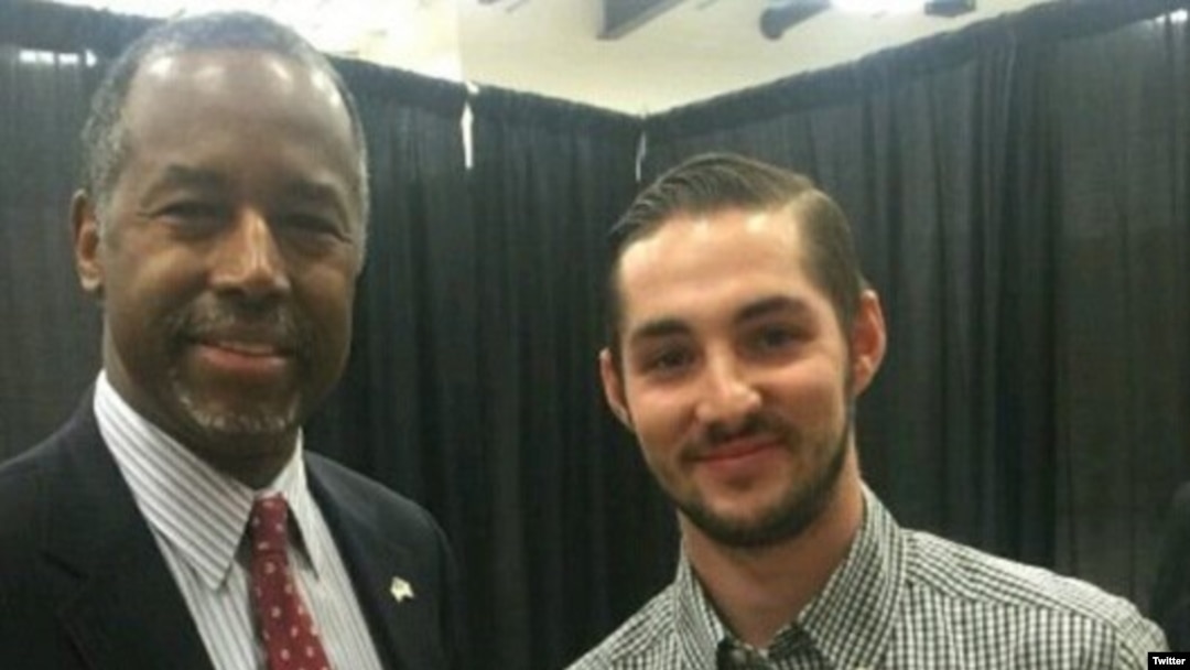 Fotografía del doctor Ben Carson y Braden Joplin, el voluntario de campaña del candidato presidencial republicano que murió en un accidente de tránsito en Iowa, el martes 19 de enero de 2016. Fotografía colocada por el candidato en su cuenta de Twitter.
