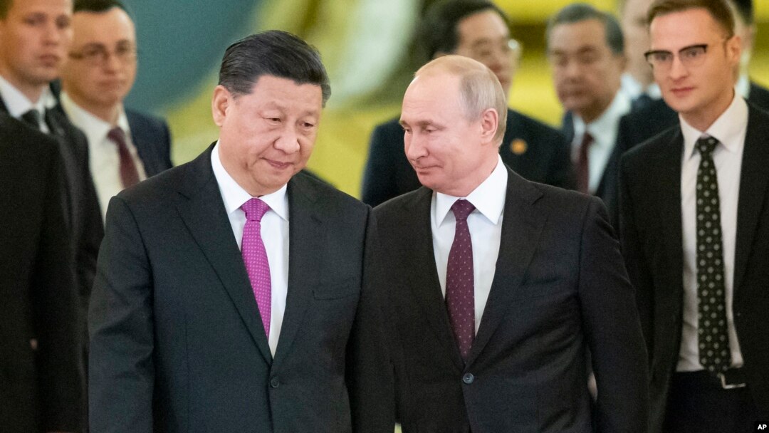 Russian President Vladimir Putin, right, and Chinese President Xi Jinping enter a hall for the talks in the Kremlin in Moscow, Russia, June 5, 2019. 
