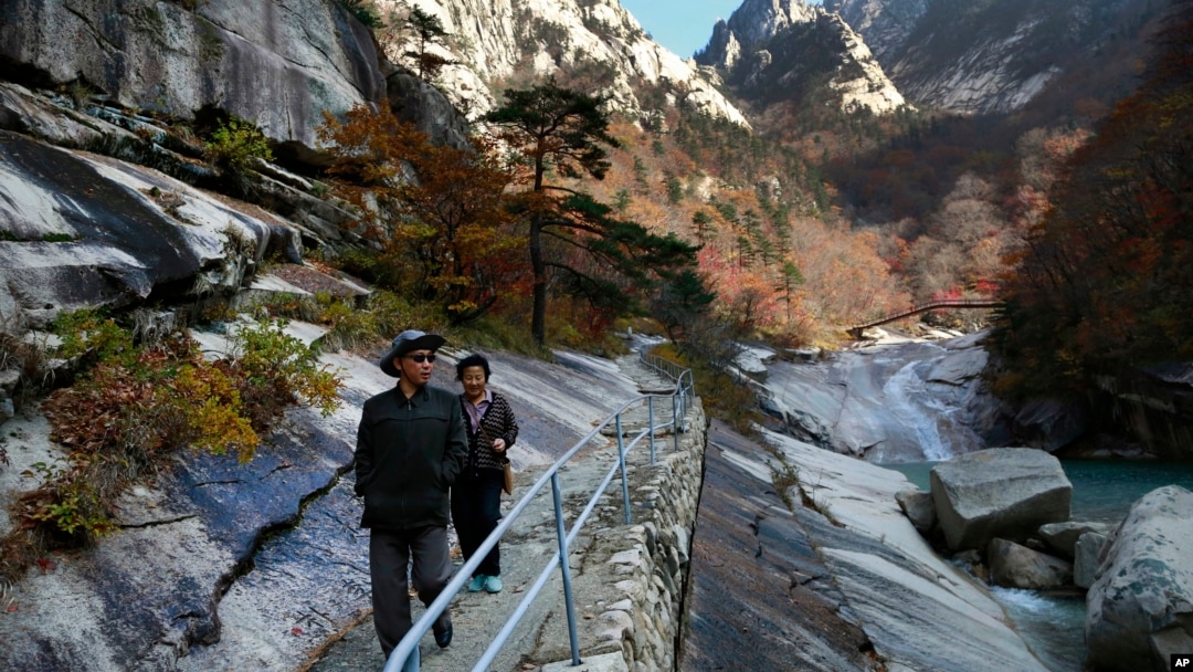 지난해 10월 금강산을 등반하는 등산객들. 