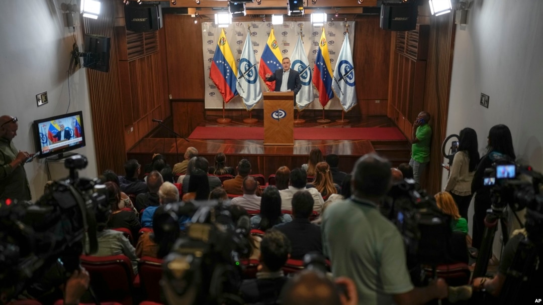 ARCHIVO - El fiscal general venezolano, Tarek William Saab, ofrece una conferencia de prensa sobre casos de corrupción con la petrolera estatal PDVSA en Caracas, Venezuela, el 25 de marzo de 2023.