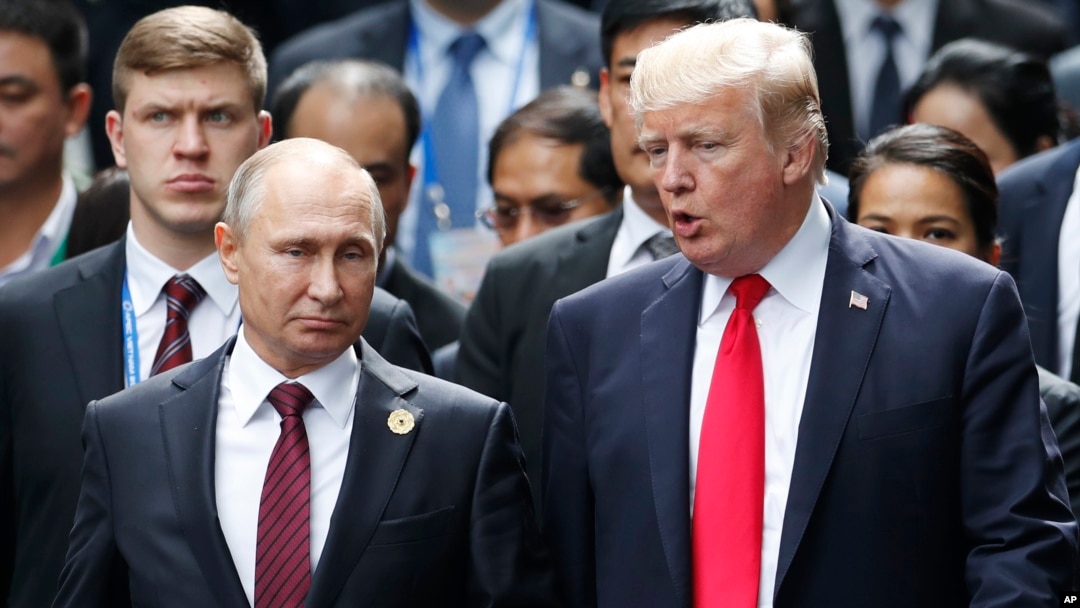 Archivo. El presidente de EE.UU., Donald Trump, y el presidente de Rusia, Vladimir Putin, se reunieron durante la cumbre de APEC en Vietnam el 11 de noviembre de 2017.