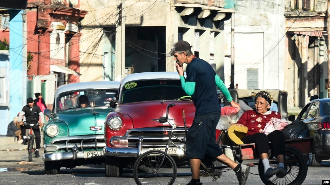 ARCHIVO - Un hombre cruza una intersección durante un apagón en La Habana, Cuba, el 4 de diciembre de 2024. 