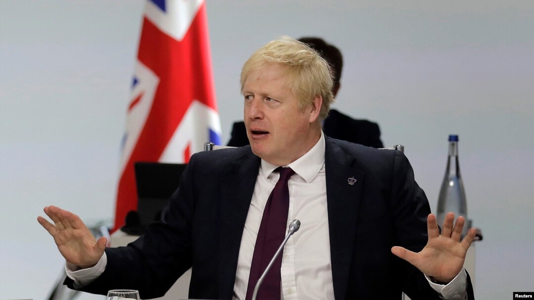 Archivo - El primer ministro británico, Boris Johnson, habla durante la cumbre del G-7 en Biarritz, Francia, el 25 de agosto, de 2019.