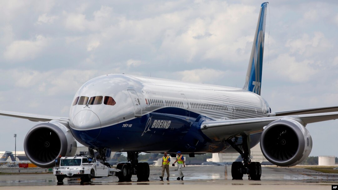 ARCHIVO - Empleados conducen el nuevo Boeing 787-10 Dreamliner hacia el área de la rampa de entrega en las instalaciones de la empresa el 31 de marzo de 2017, en North Charleston, Carolina del Sur.