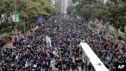 香港人在2020年元旦日繼續走上參加反政府示威活動。
