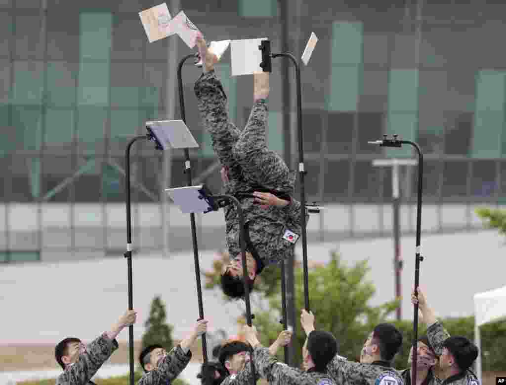 South Korean soldiers show their skills of martial arts during a drill as part of the Ulchi Taeguk exercises in Goyang.