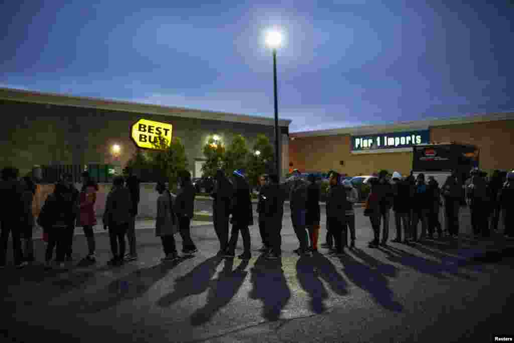 Shoppers line up outside Best Buy before the store opens in Newport, New Jersey, Nov. 27, 2014.