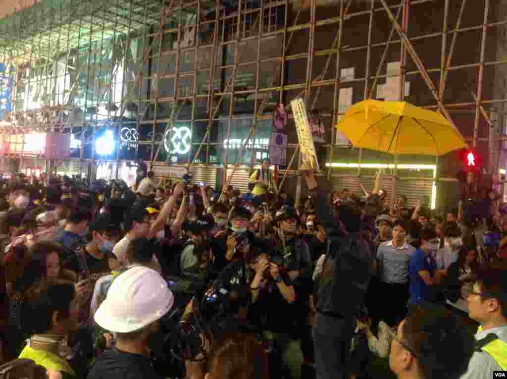 大批市民連續第二晚在旺角與警方「巷戰」 (美國之音海彥拍攝 )