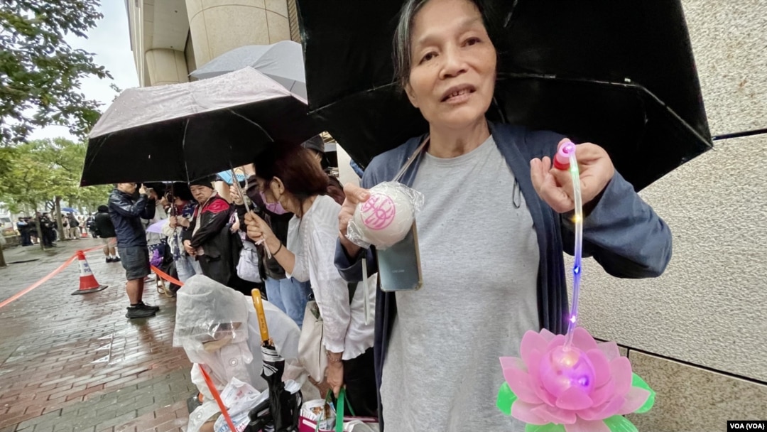 民主派初選47人案11月19日判刑，外號女長毛的社運人士雷玉蓮提前兩晚通宵輪候旁聽席，她慨嘆正庭只有5個公眾席座位，估計全部被懷疑排隊黨佔據。（美國之音）