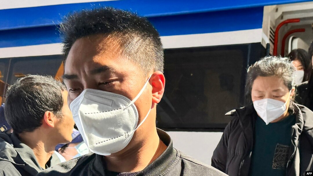 台灣中央通訊社(CNA) 於2024 年2 月20 日拍攝並發布的這張照片顯示，在台北管轄的金門島附近翻船的中國遇難者的親屬抵達金門。