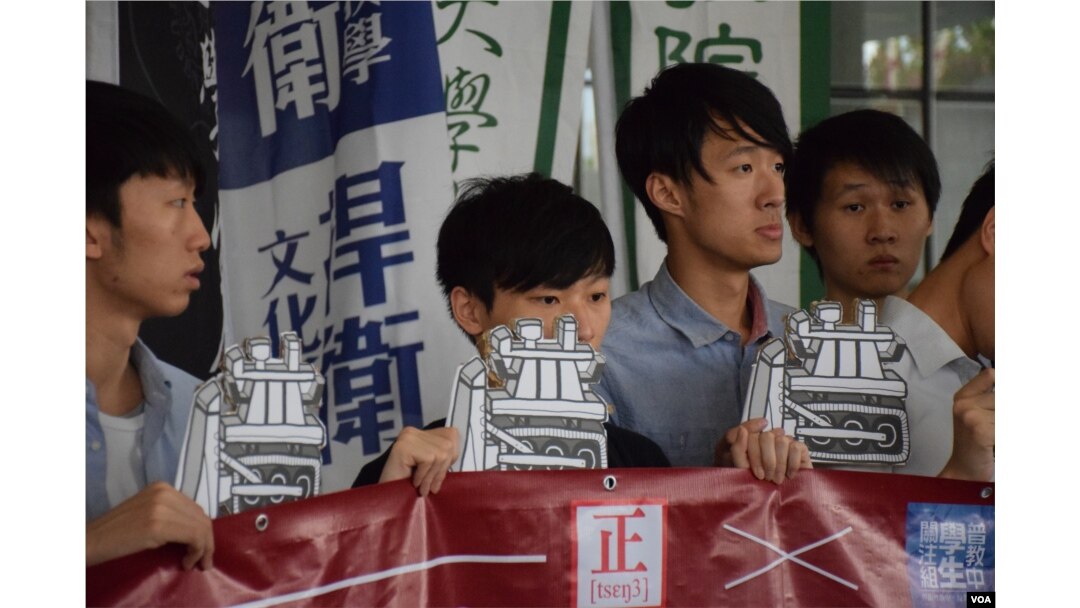 學生代表手持紙製的「推普機」,反對當局推行普教中。(美國之音湯惠芸攝)