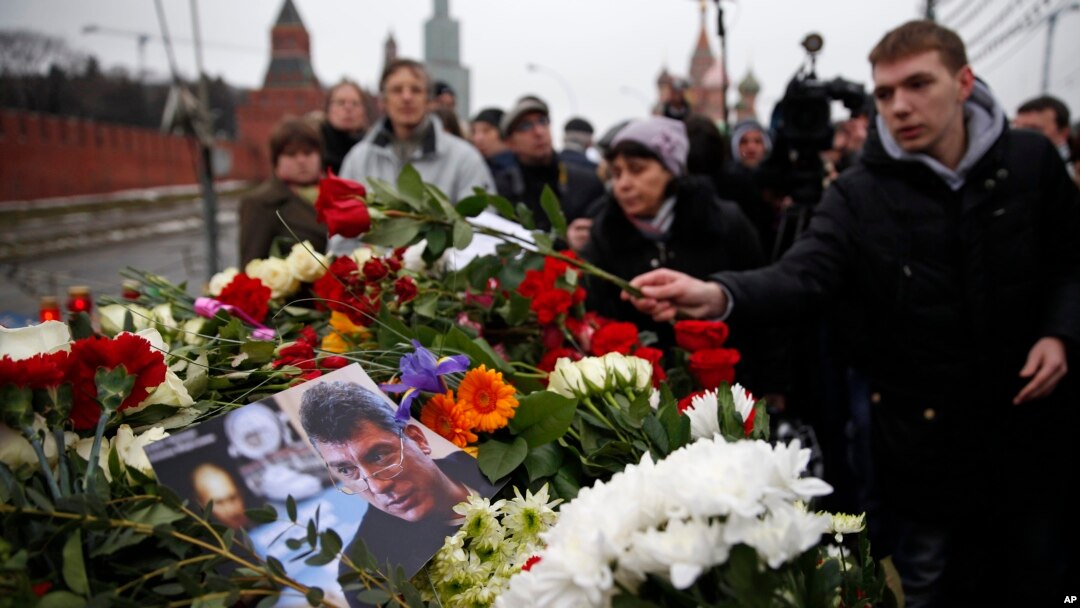 Ciudadanos rusos colocan ofrendas florales donde Boris Nemtsov murió de cuatro tiros en la espalda.