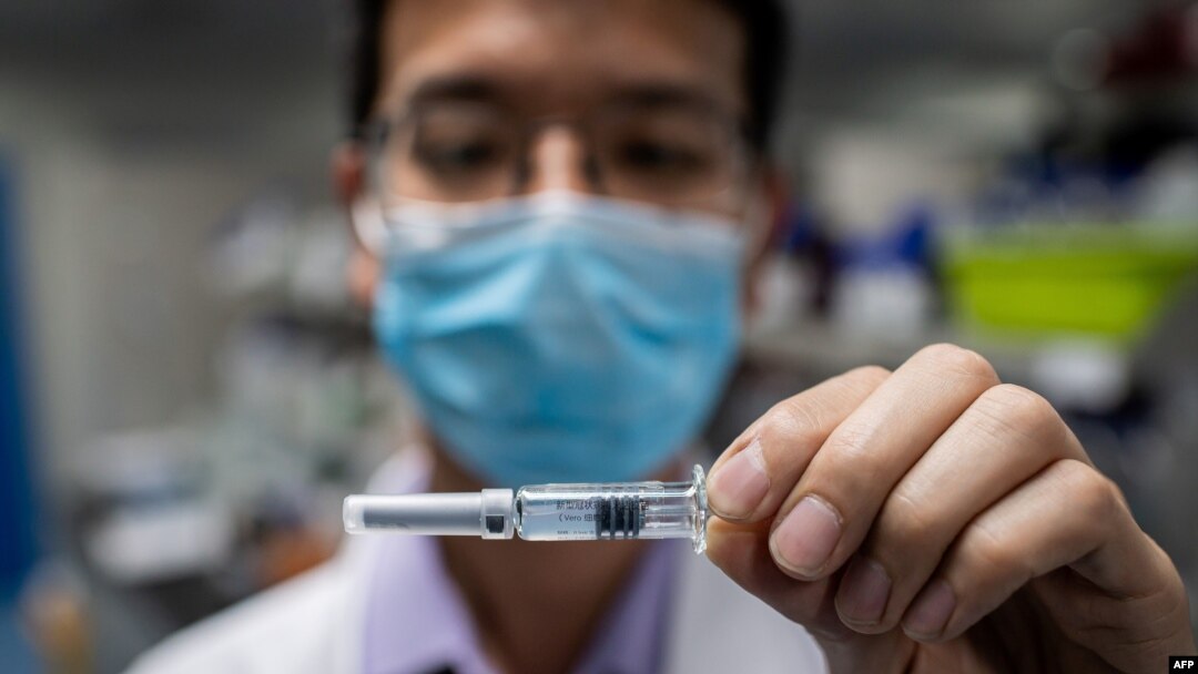 Un ingeniero de laboratorio chino muestra un frasco de la vacuna Sinovac contra el COVID-19.