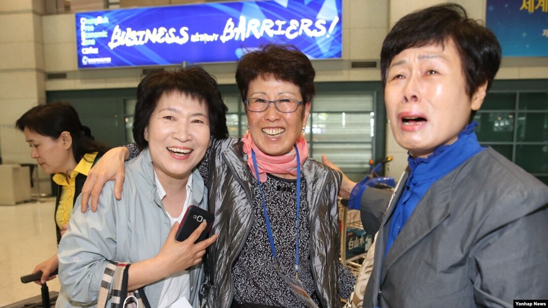 해외 거주 이북도민 고국방문행사에 참가하는 이북도민들이 9일 인천공항에 입국해 옛 친구를 만나 기뻐하고 있다. 이들은 4박 5일 일정으로 현충원, 판문점, 제3땅굴, 청와대, 전쟁기념관을 돌아보고 산업현장을 견학할 예정이다.