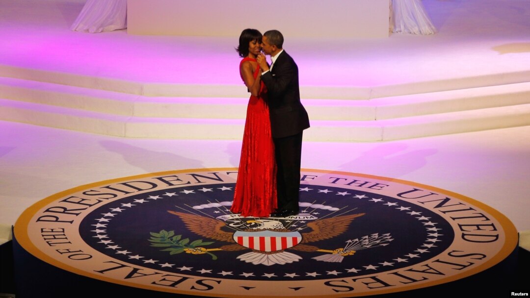 Obama e esposa Michelle dançam a tomada de posse