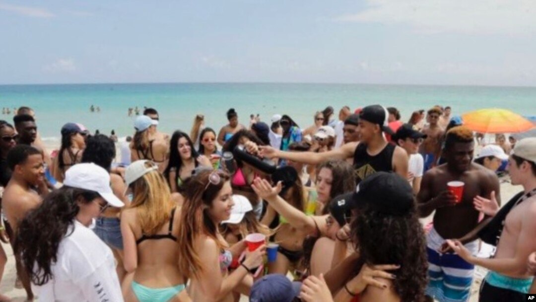 Spring breakers gather in South Beach, Monday, March 14, 2016, at Miami Beach, Fla. College students relax and have fun during their Spring Break. (AP Photo/Alan Diaz)
