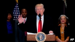 El presidente Donald Trump habla tras visitar el Museo Nacional de Historia y Cultura Afro-Estadounidense, el martes 21 de febrero de 2017, en Washington.