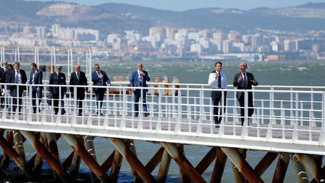 El presidente francés, Emmanuel Macron, da un paseo con su homólogo portugués, Marcelo Rebelo de Sousa, a la derecha, frente a la sede de la Conferencia de la ONU sobre los Océanos en Lisboa, Portugal, el jueves 30 de junio de 2022. (