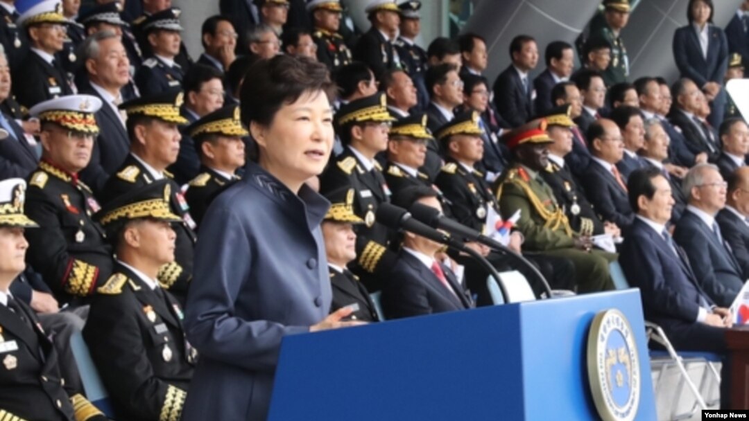 박근혜 한국 대통령이 지난 1일 계룡대에서 열린 제 68주년 국군의 날 행사에서 기념사를 하고 있다.
