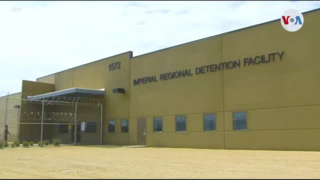 Inmigrante confinado en solitario 14 meses demanda a operador de centro de detención