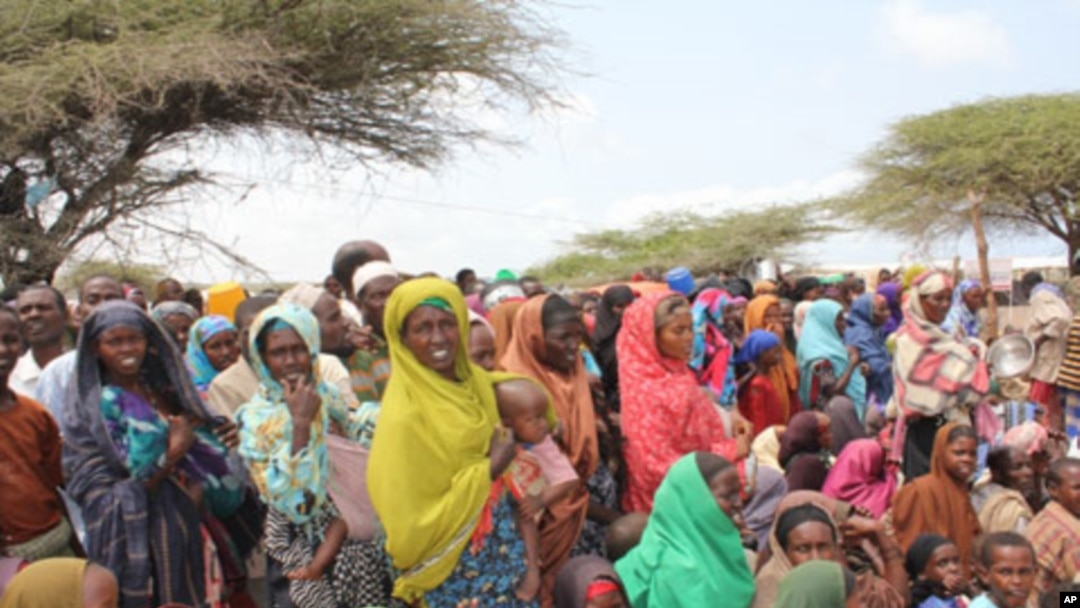 Refugiados e vitimas da fome na Somália impedidos de partir do país pela al-Shabab
