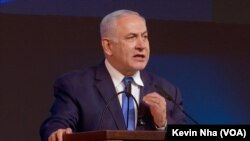 El primer ministro israelí Benjamin Netanyahu habla a seguidores de su partido Likud en el gobierno, durante un mitin en Tel Aviv el 10 de abril de 2019, donde celebraron su aparente victoria parlamentaria.