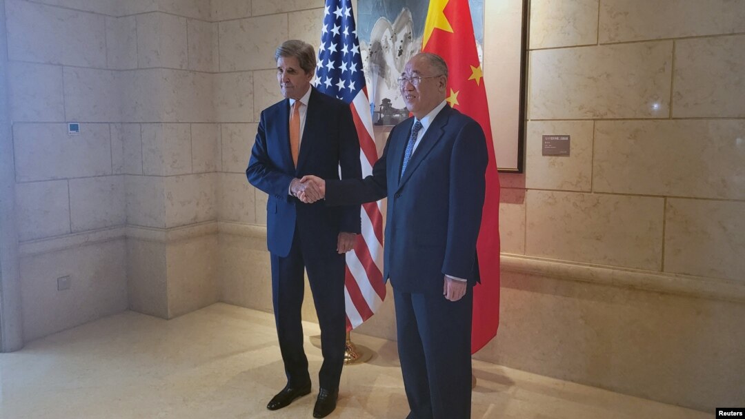 資料照：美國氣候特使約翰·克里（John Kerry）和中國氣候變遷事務特使解振華在北京舉行會晤。（2023年7月17日）
