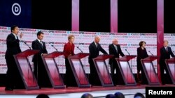 Precandidatos demócratas participan en el sexto debate de la campaña por la presidencia de EE.UU. de 2020 en la Universidad Loyola Marymount en Los Ángeles, California, EE. UU., 19 de diciembre de 2019. 