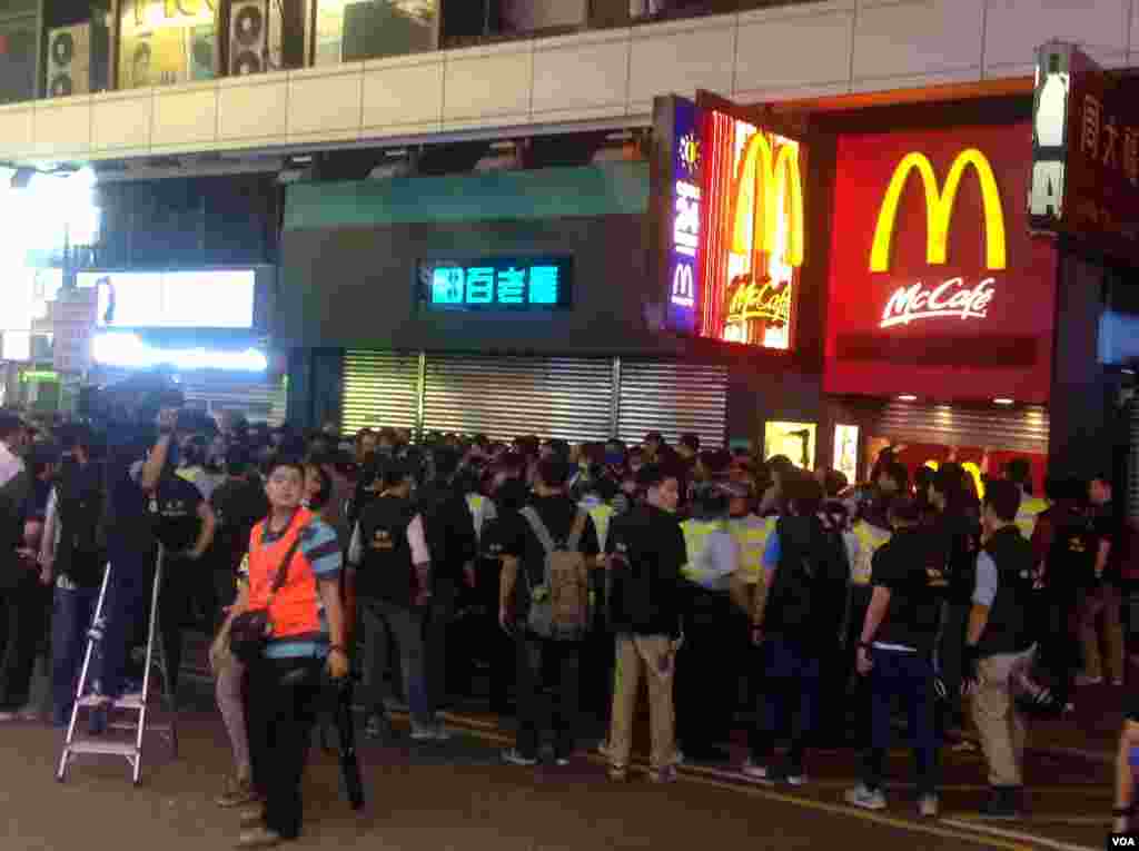 大批市民連續第二晚在旺角與警方「巷戰」 (美國之音海彥拍攝 )