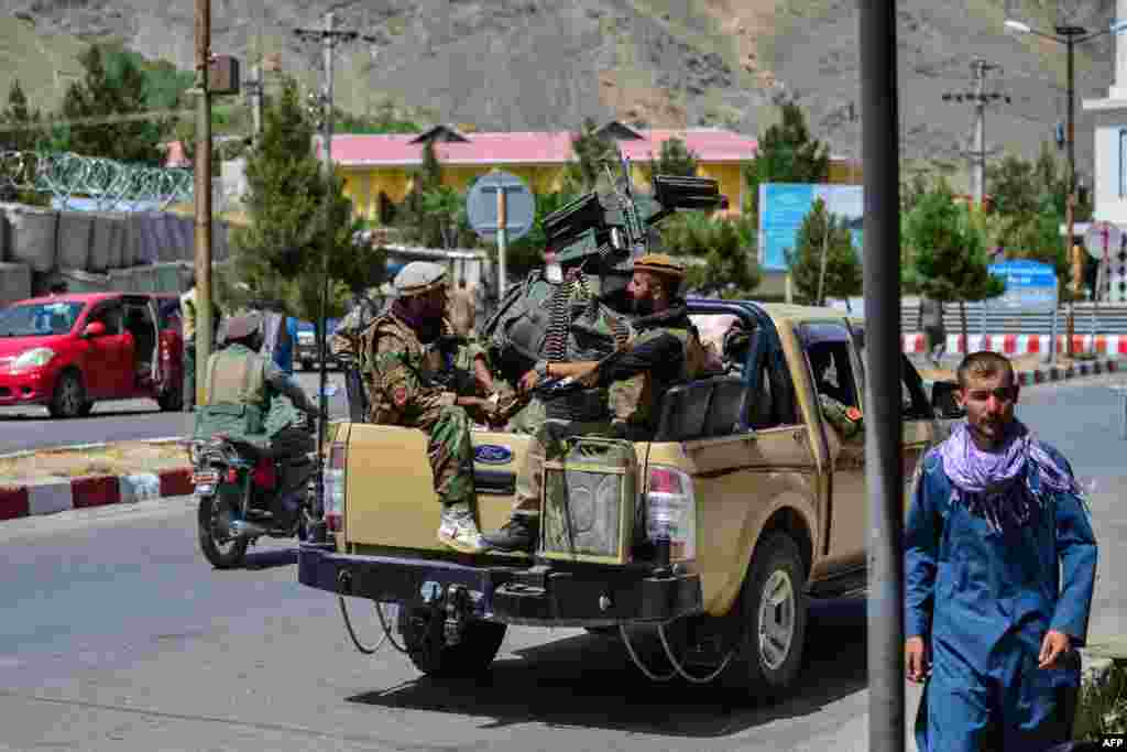 Soldados de las fuerzas de seguridad afganas viajan en un vehículo armado a lo largo de una carretera en la provincia de Panjshir en Afganistán el 15 de agosto de 2021.