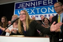 La demócrata Jennifer Wexton habla en su fiesta de la noche de las elecciones después de derrotar a la representante Barbara Comstock, republicana por Virginia, el martes 6 de noviembre de 2018, en Dulles, Virginia (Foto AP / Alex Brandon).