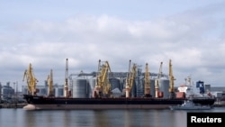 Общий вид зернового терминала в порту Одессы, Украина, 10 апреля 2023 года