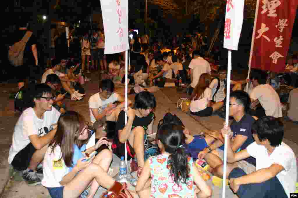 學聯發起抗議梁振英拒絕對話公民抗命遊行和留守禮賓府(美國之音圖片/海彥拍攝)