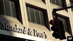 En 2011 la firma calificadora Standard & Poor's degradó la calificación AAA de EE.UU. a AA+.
